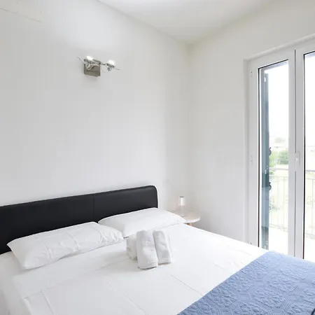 1 Bedroom Stunning Apartment In Ameglia Lägenhet