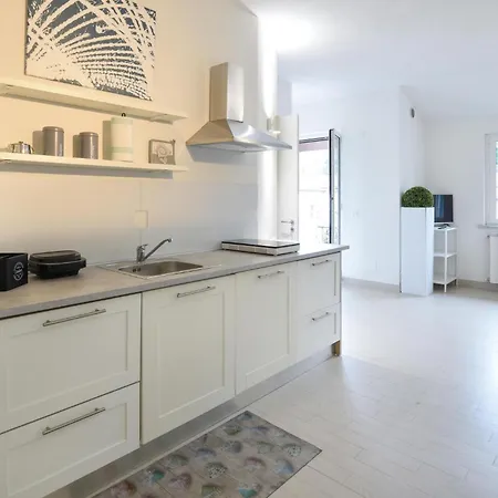 1 Bedroom Stunning Apartment In Ameglia Lägenhet *