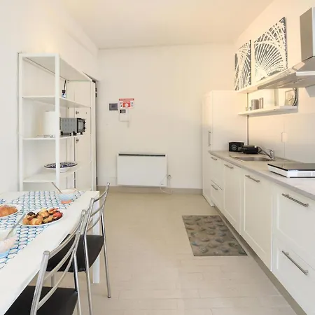 1 Bedroom Stunning Apartment In Ameglia Lägenhet *