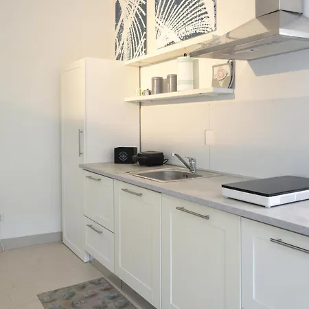 1 Bedroom Stunning Apartment In Ameglia Lägenhet